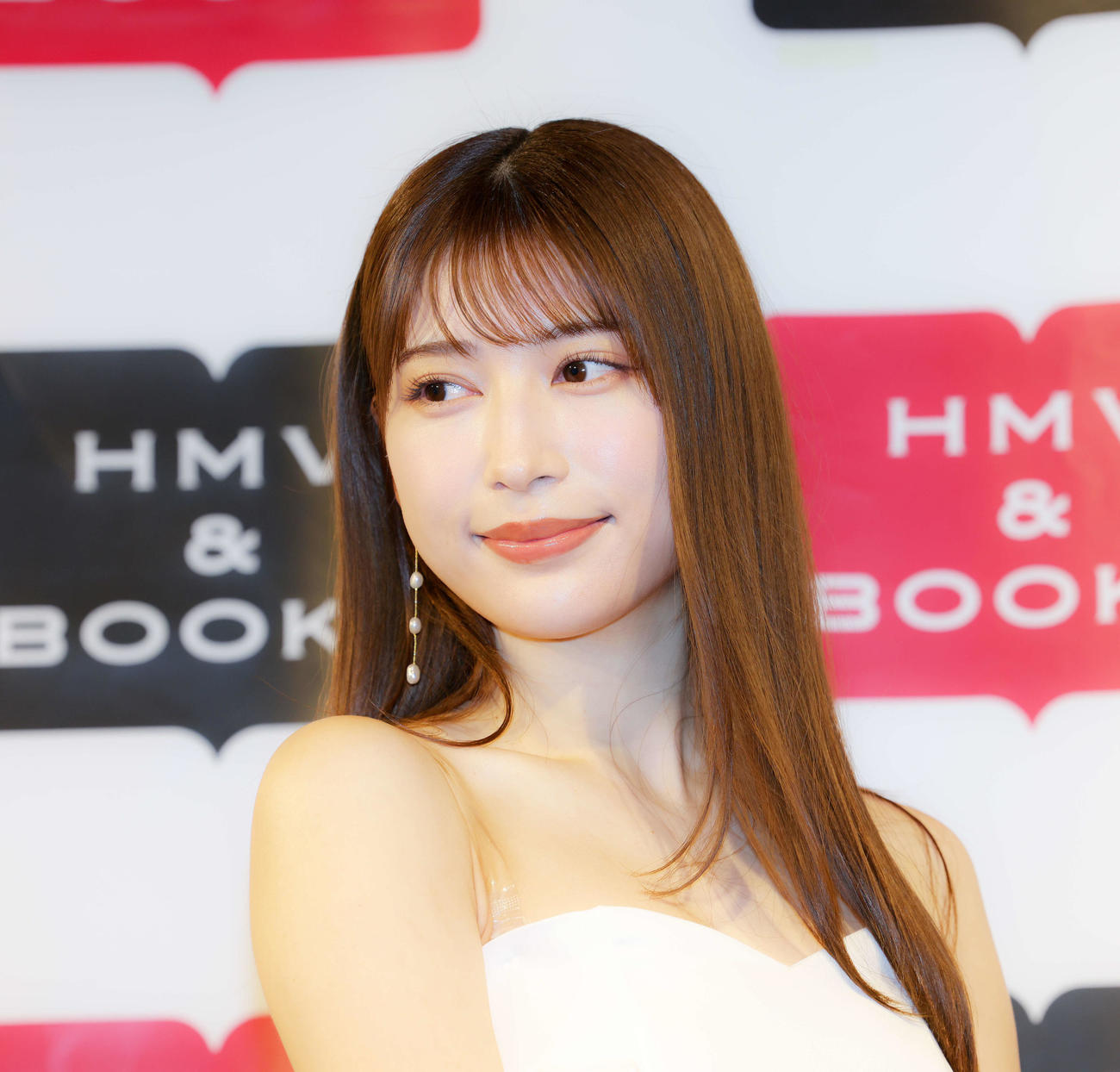 ポーズを決め写真に納まる雪平莉左（撮影・河田真司）