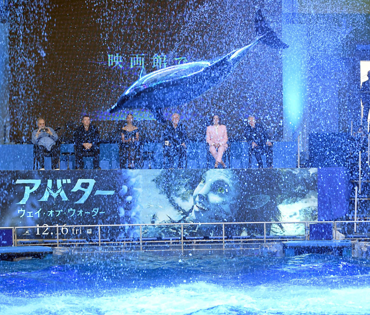 映画「アバター：ウェイ・オブ・ウォーター」の来日会見を前にドルフィンSHOWを堪能した出演者（撮影・たえ見朱実）