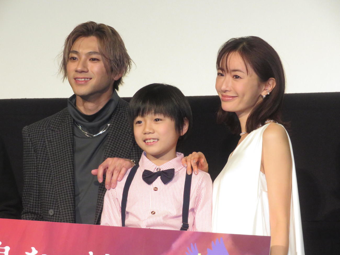 映画「夜、鳥たちが啼く」の公開記念舞台あいさつに出席した（左から）山田裕貴、森優理斗、松本まりか＝2022年12月10日（撮影・横山慧）