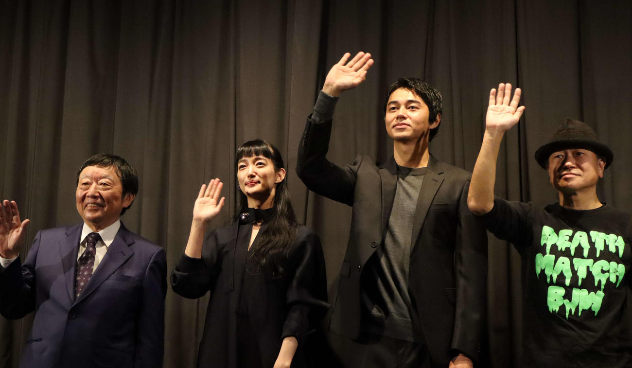 映画「天上の花」の公開記念舞台あいさつに出席した、左からプロデューサーの寺脇研氏、入山法子、東出昌大、片嶋一貴監督