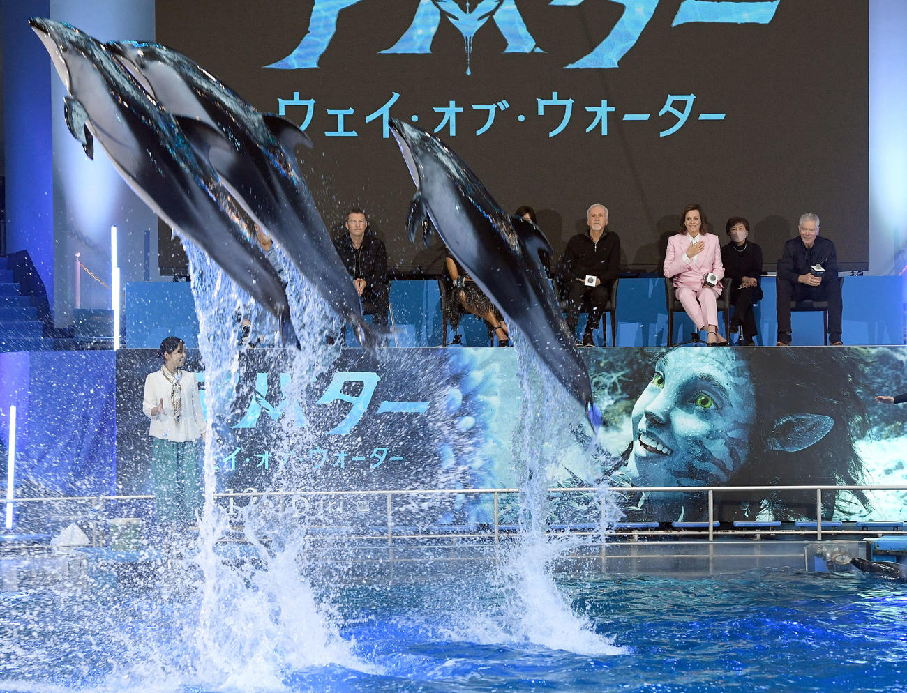 映画「アバター：ウェイ・オブ・ウォーター」の来日会見を前にドルフィンSHOWを堪能した出演者（撮影・たえ見朱実）
