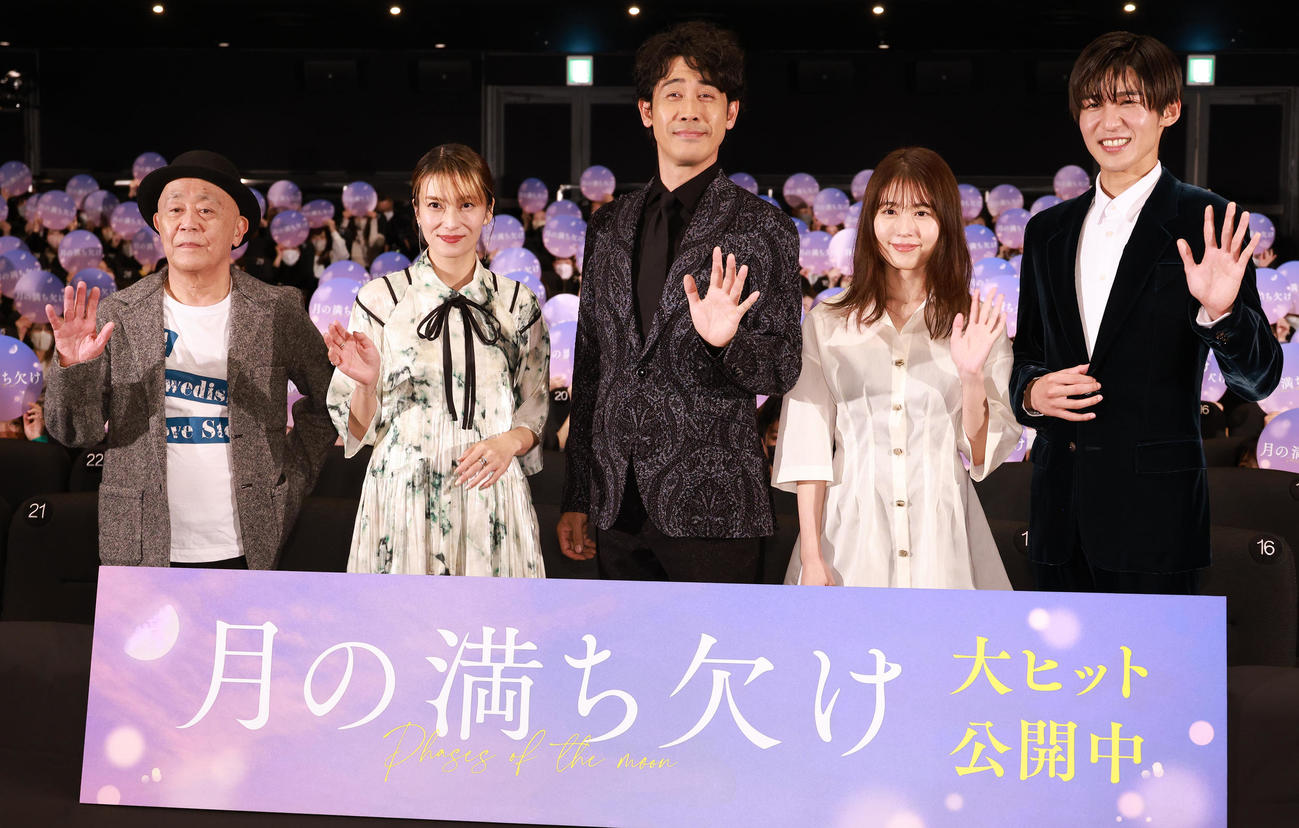 映画「月の満ち欠け」大ヒット御礼舞台あいさつを行った、左から廣木隆一監督、柴咲コウ、大泉洋、有村架純、目黒蓮（撮影・中島郁夫）