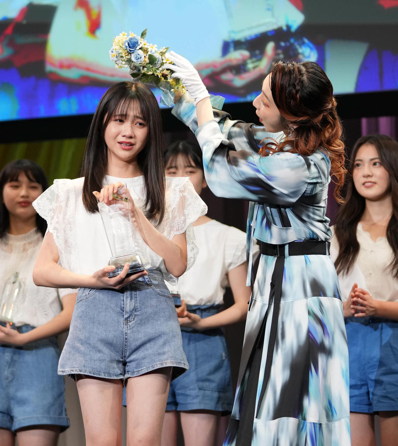 「CUBE主演女優オーディション　そのままのあなたで来てください」最終選考グランプリ発表会でグランプリを受賞しMCを務めたファーストサマーウイカ（右）から祝福を受ける堀川梨子さん（撮影・小沢裕）