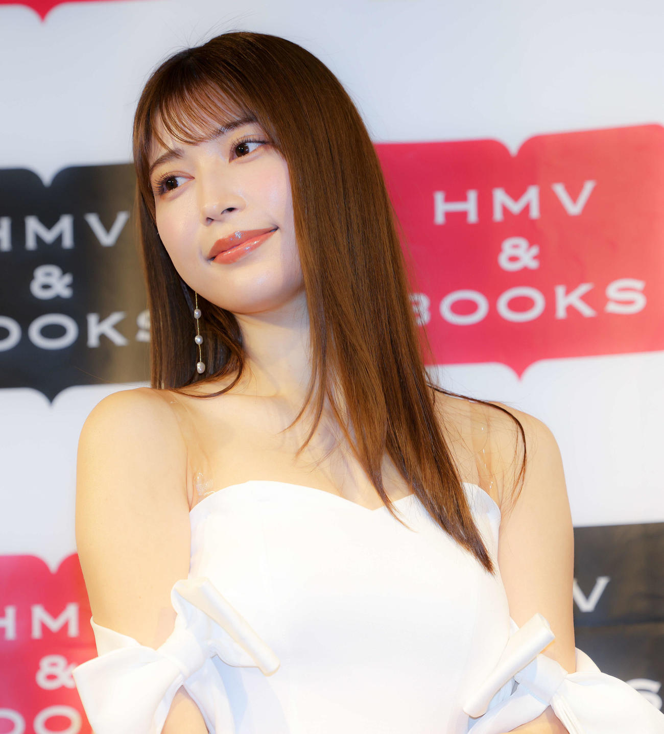 ポーズを決め写真に納まる雪平莉左（撮影・河田真司）