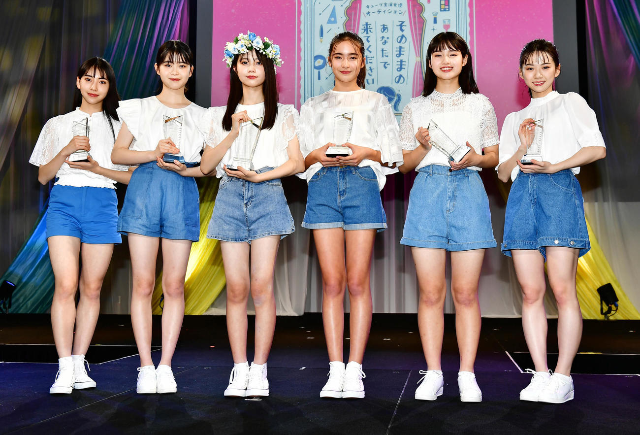「CUBE主演女優オーディション　そのままのあなたで来てください」最終選考グランプリ発表会で記念撮影に臨む、左から特別賞の井上実保奈さん、準グランプリの横田真子さん、グランプリの堀川梨子さん、準グランプリのマクレラン佳来さん、特別賞の中島悠奈さん、特別賞の月山鈴音さん（撮影・小沢裕）