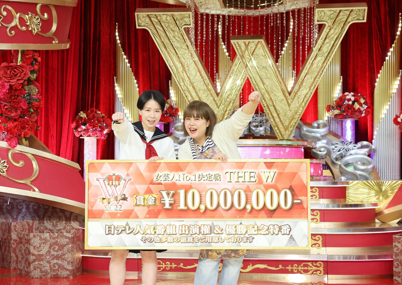 「女芸人NO1決定戦　THE W」で優勝した天才ピアニストの竹内知咲（左）とますみ（撮影・鈴木正人）