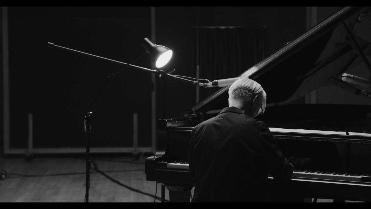 坂本龍一2年ぶりのピアノ・ソロコンサート「Ryuichi Sakamoto：Playing the Piano 2022」の1カット(C)2022 KAB Inc.