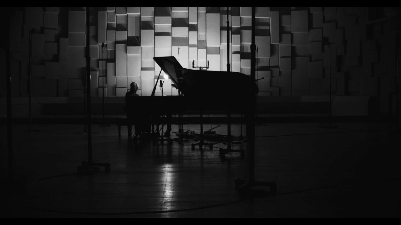 坂本龍一2年ぶりのピアノ・ソロ・コンサート「Ryuichi Sakamoto：Playing the Piano 2022」の1カット(C)2022 KAB Inc.
