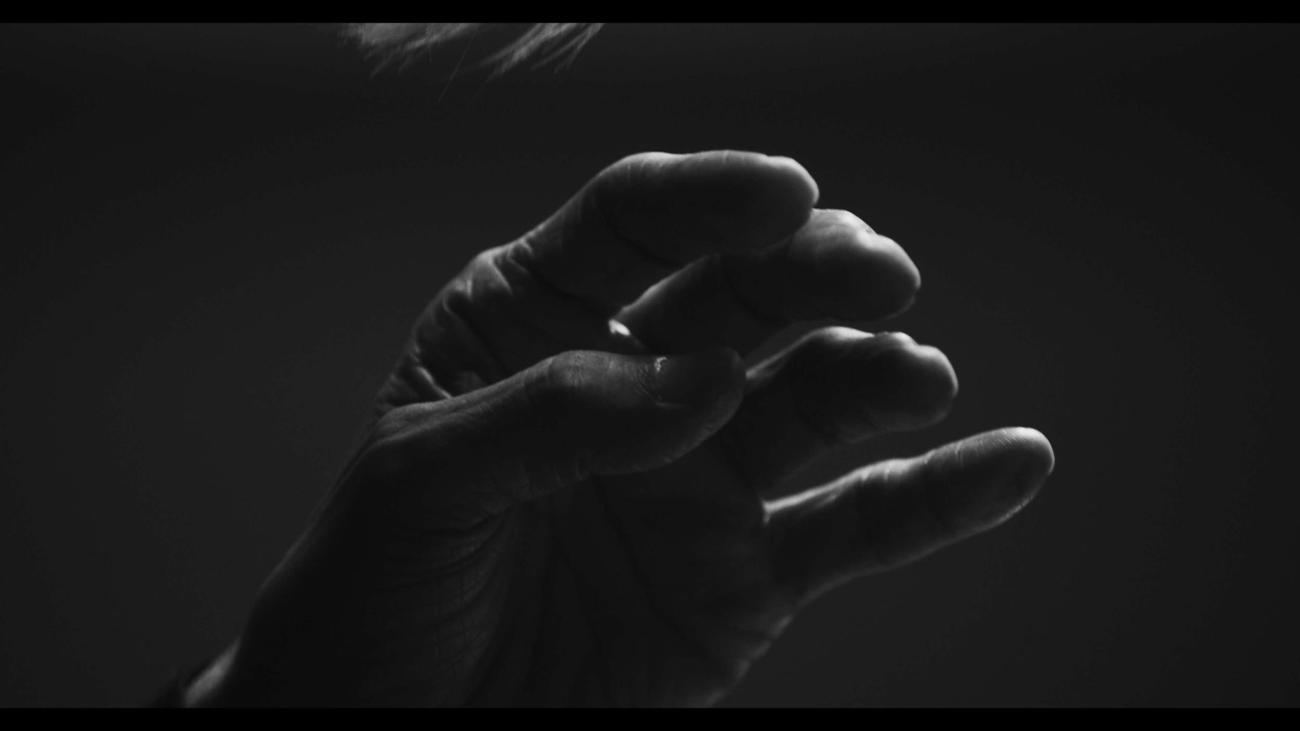 坂本龍一2年ぶりのピアノ・ソロコンサート「Ryuichi Sakamoto：Playing the Piano 2022」の1カット(C)2022 KAB Inc.