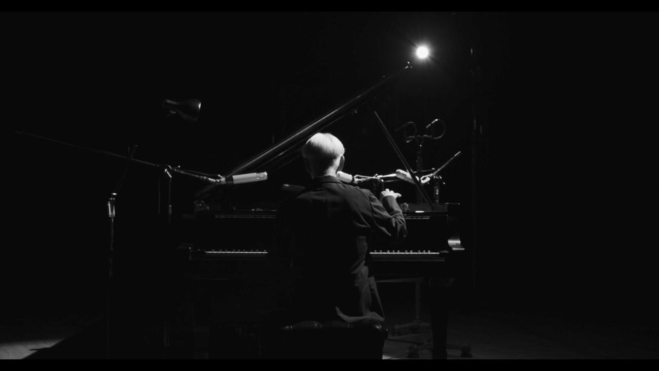 坂本龍一2年ぶりのピアノ・ソロコンサート「Ryuichi Sakamoto：Playing the Piano 2022」の1カット(C)2022 KAB Inc.