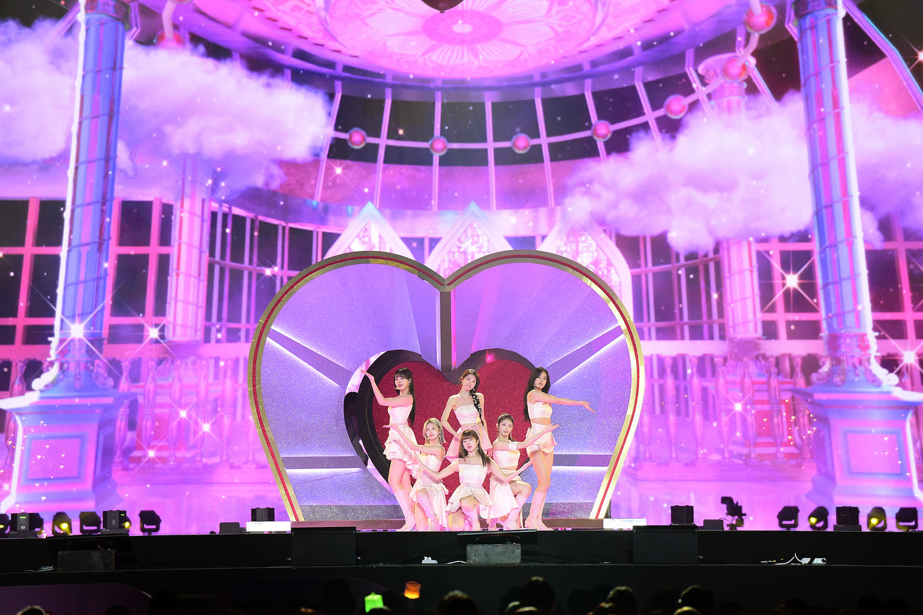 パフォーマンスするIVE（C）CJ ENM Co., Ltd. All Rights Reserved