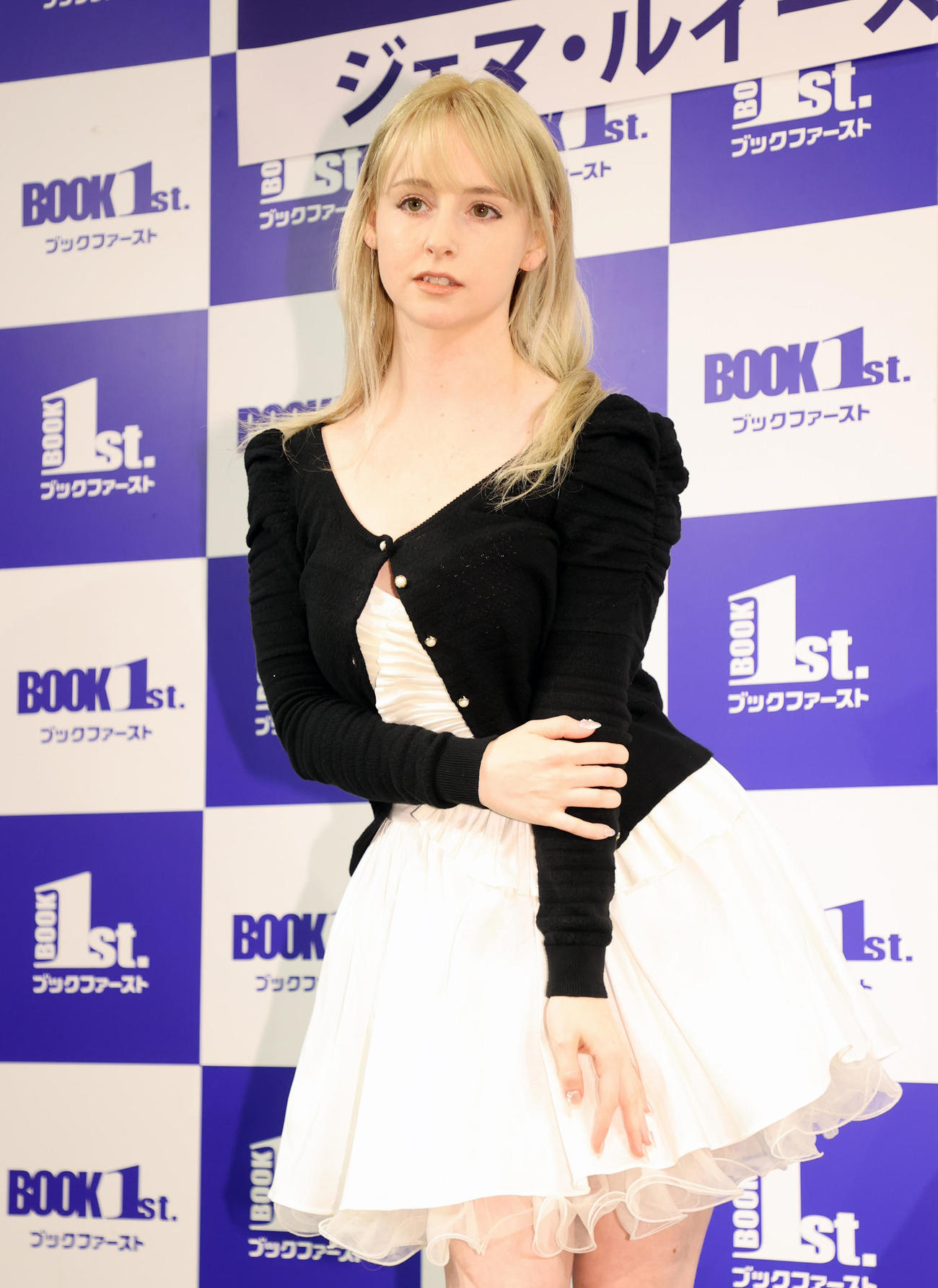 2023カレンダーイベントでポーズを決めるジェマ・ルイーズ（撮影・鈴木正人）