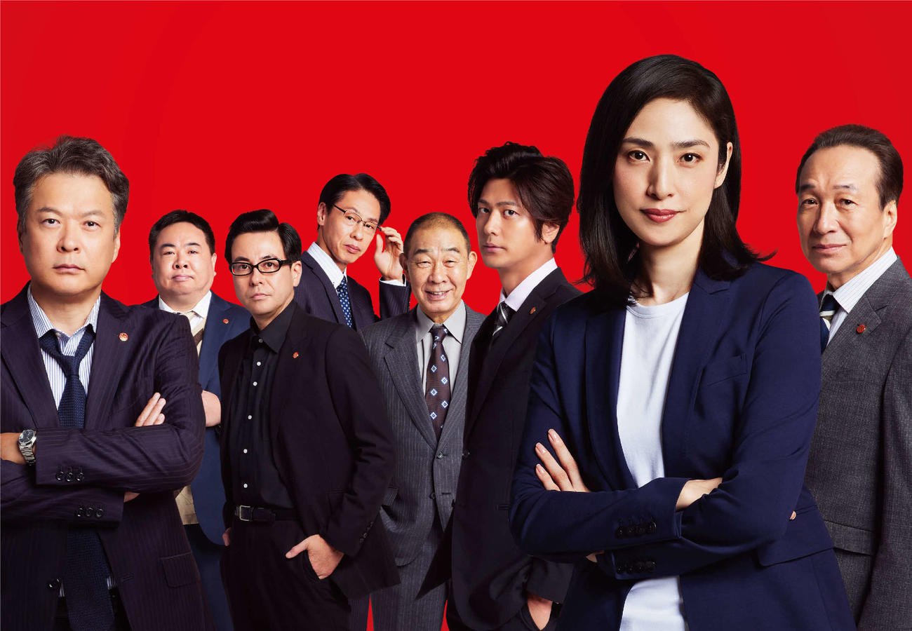 シリーズ8年の歴史に終止符を打つ初の映画「劇場版　緊急取調室　THE FINAL」に出演する、左から田中哲司、塚地武雅、鈴木浩介、大倉孝二、でんでん、速水もこみち、天海祐希、小日向文世(C)2023劇場版「緊急取調室THE FINAL」製作委員会