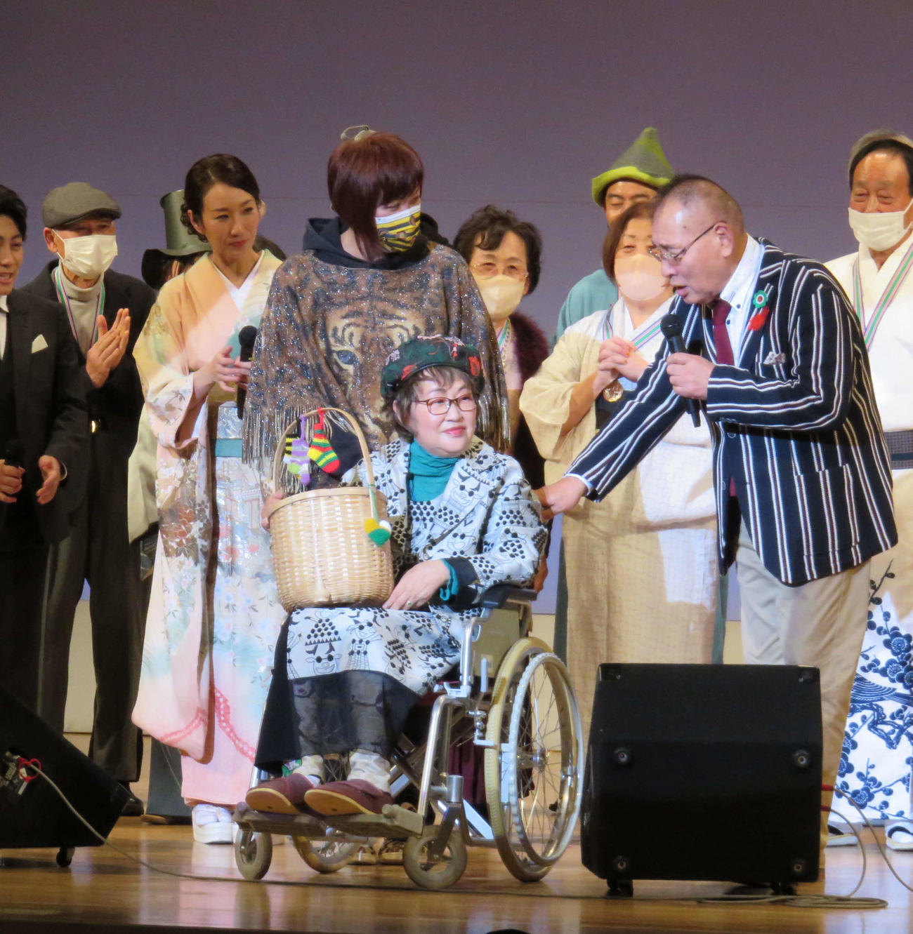 地元の生駒市内での「生駒の素人名人会」にサプライズ出演し、夫で相方の宮川大助（右端）につっこむ宮川花子（撮影・村上久美子）