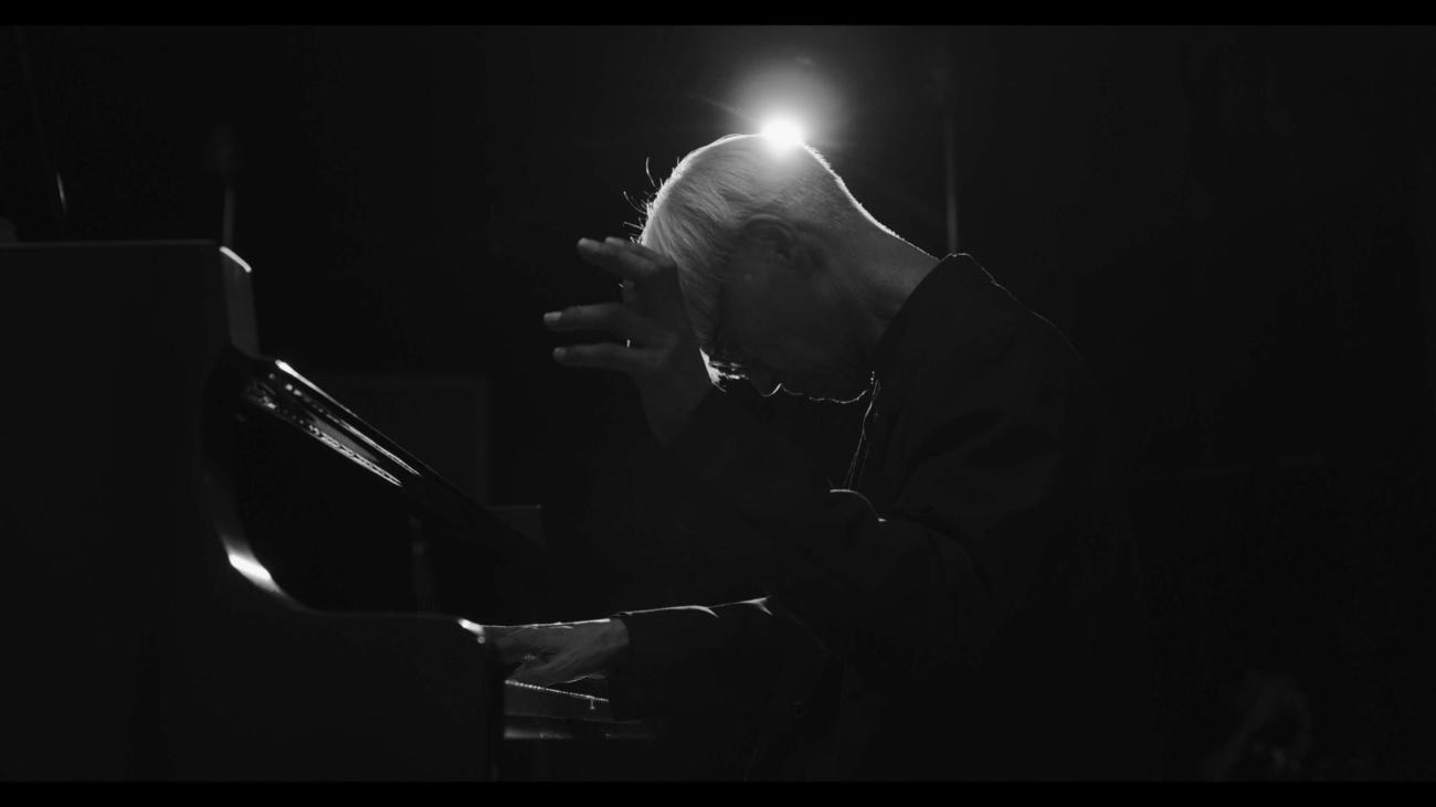 坂本龍一2年ぶりのピアノ・ソロコンサート「Ryuichi Sakamoto：Playing the Piano 2022」の1カット(C)2022 KAB Inc.