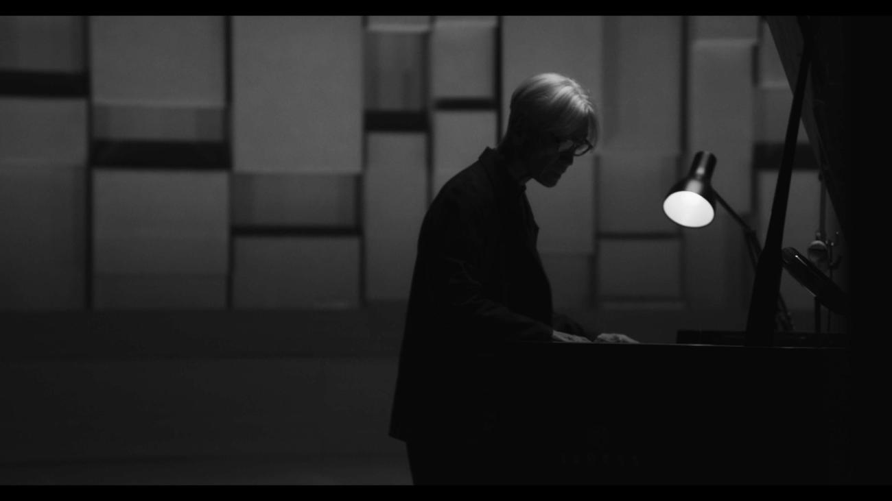 坂本龍一2年ぶりのピアノ・ソロコンサート「Ryuichi Sakamoto：Playing the Piano 2022」の1カット(C)2022 KAB Inc.