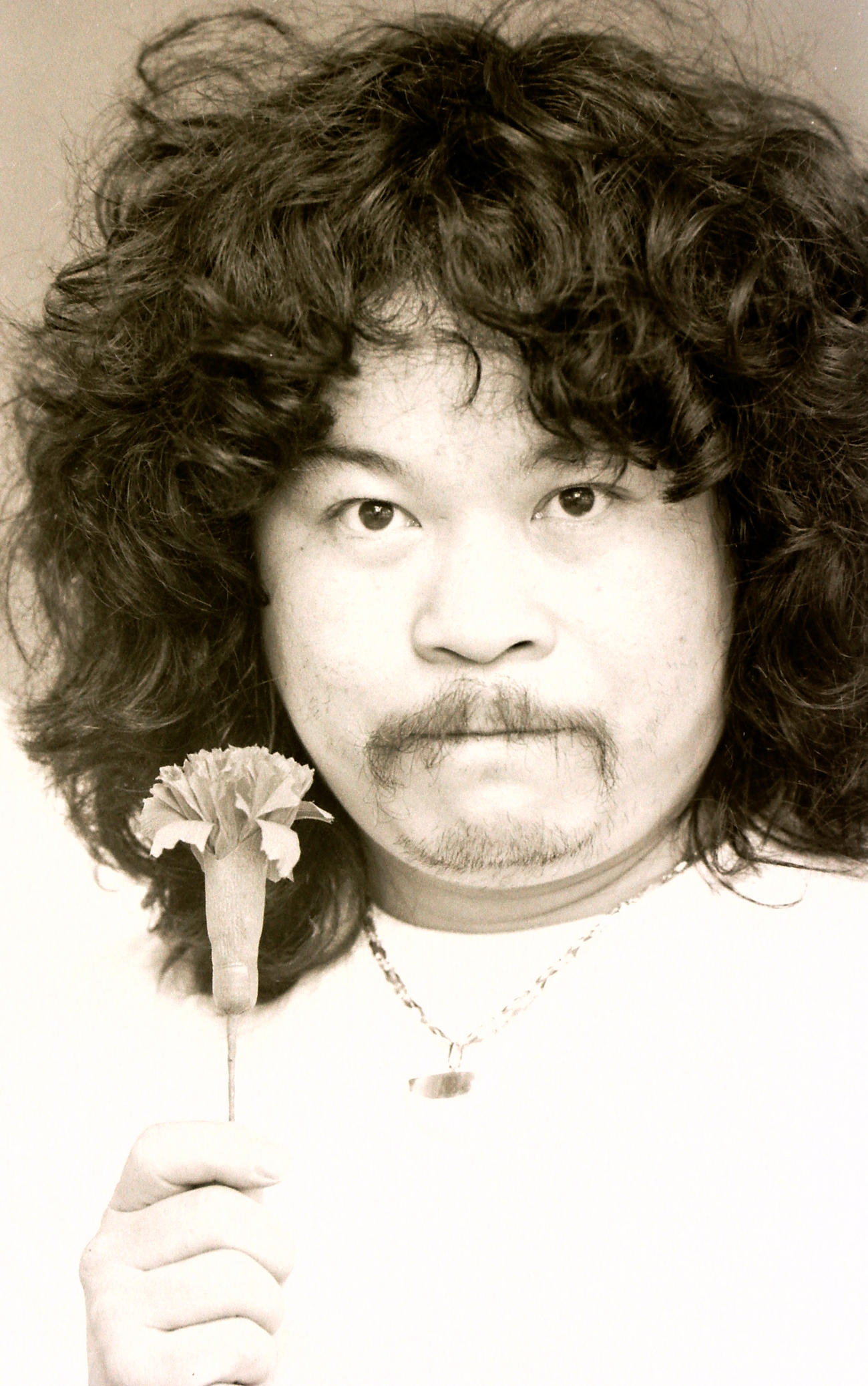 1976年11月、インタビューでおどける佐藤蛾次郎さん