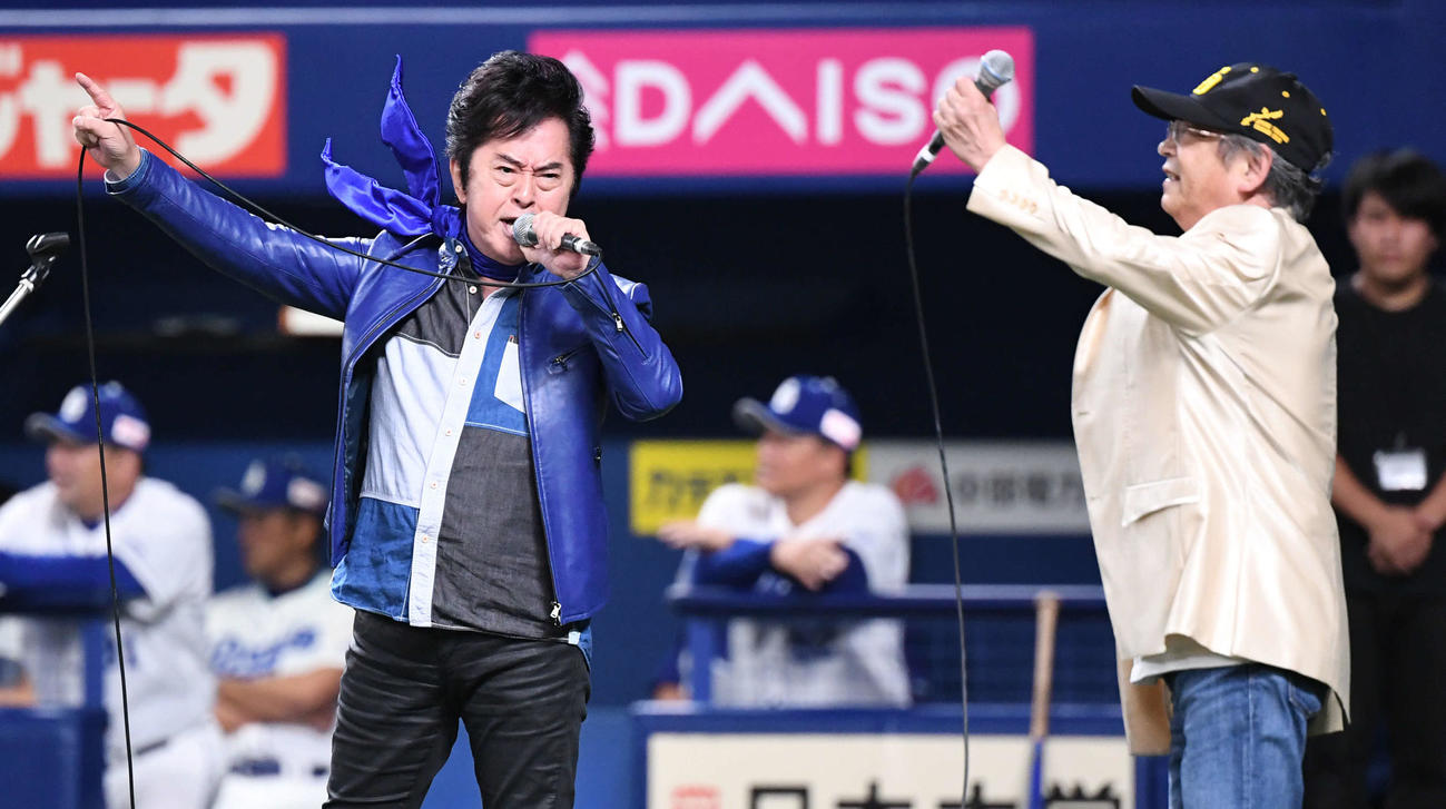 19年9月18日、中日対巨人　試合前、中日の応援歌を熱唱する水木一郎さん（左）と山本正之