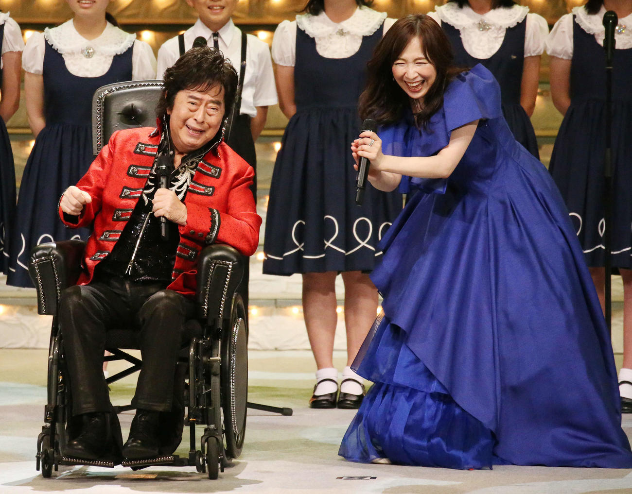 第49回歌謡祭で「マジンガーZ」を歌う水木一郎さん（左）と森口博子（2022年11月）