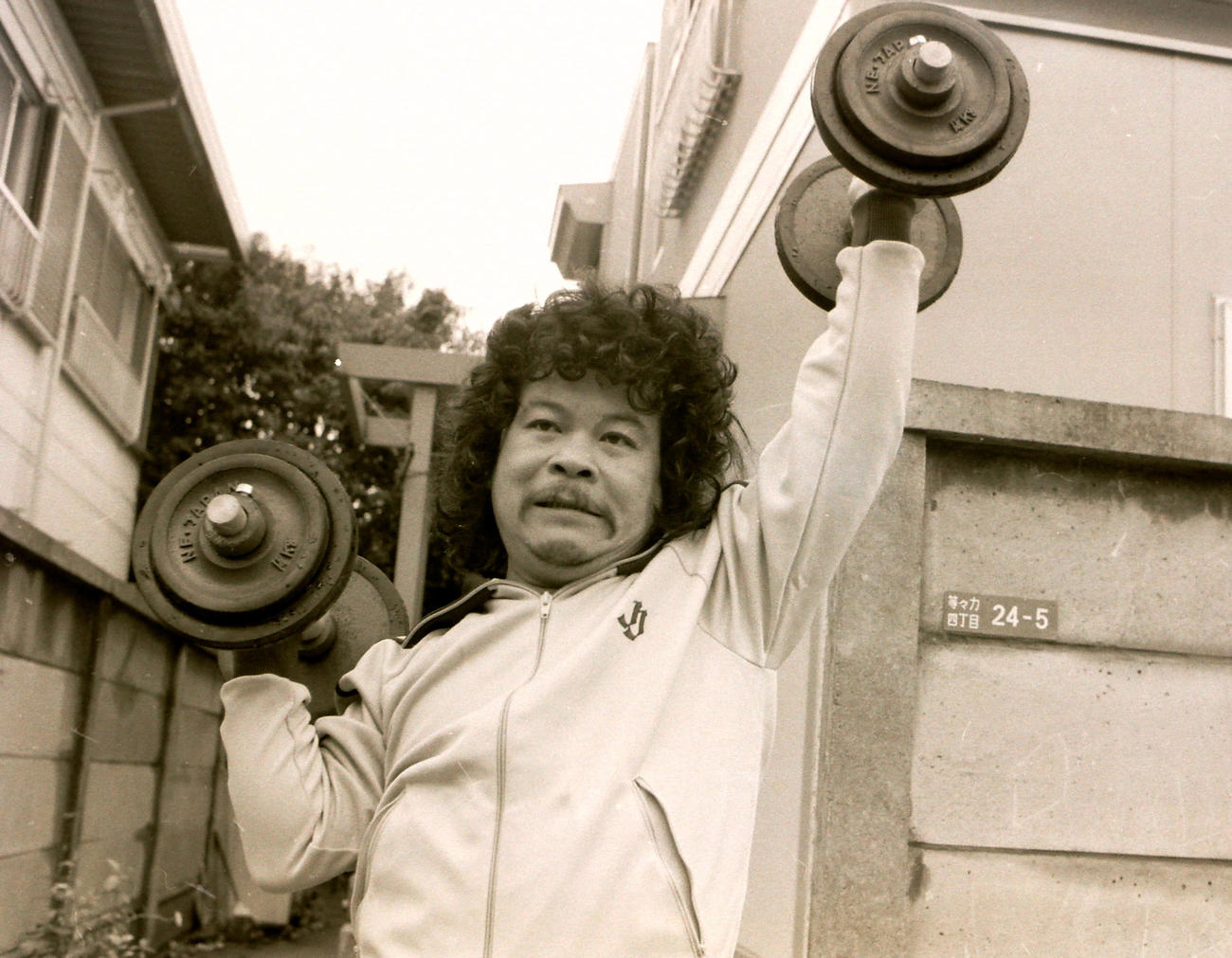 1978年10月、体育の日を前にバーベルを上げる佐藤蛾次郎さん