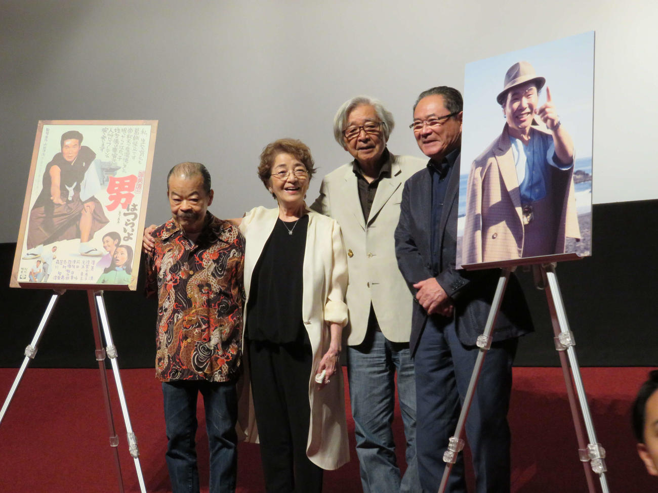 「男はつらいよ」の第1作上映会に参加した、左から佐藤蛾次郎、倍賞千恵子、山田洋次監督、前田吟（2016年8月撮影）