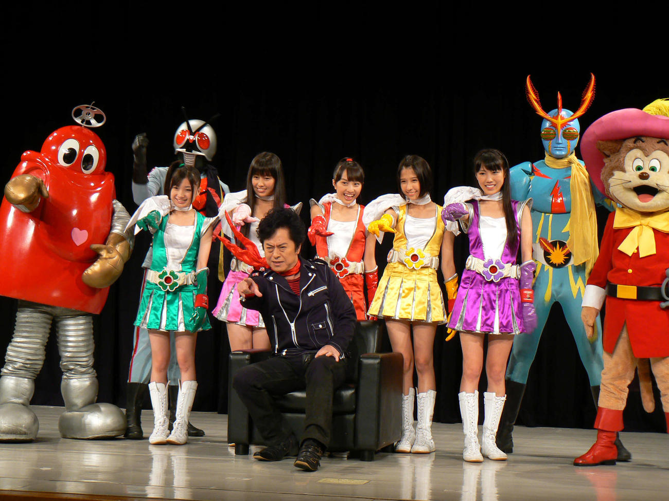 「復刻！　東映まんがまつり」のDVD発売記念イベントでポーズを決める水木一郎さん（中央）。後列はももいろクローバーZの、左から有安杏果、佐々木彩夏、百田夏菜子、玉井詩織、高城れに（2011年9月撮影）