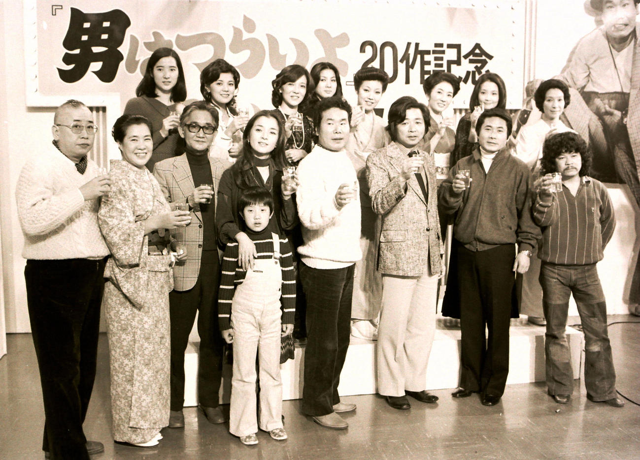 77年12月、「男はつらいよ」20作記念パーティーで乾杯（前列右端）。前列左から太宰久雄さん、三崎千恵子さん、下条正巳さん、倍賞千恵子、渥美清さん、山田洋次監督、前田吟、後列左から檀ふみ、榊原るみ、佐藤オリエ、真野響子、太地喜和子さん、藤村志保、樫山文枝、新珠三千代さん