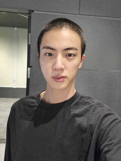 BTSのJINがファンとのオンラインコミュニティー上に公開した写真（共同）