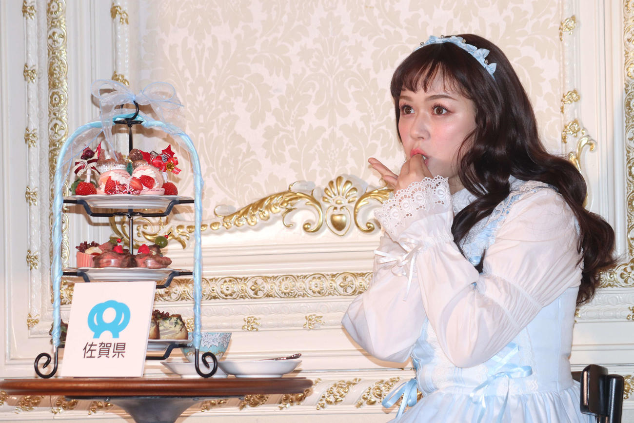 「佐賀牛グルメ　アフタヌーンギュー」PRイベントで佐賀県ブランドいちご「いちごさん」を試食する村重杏奈（撮影・加藤理沙）