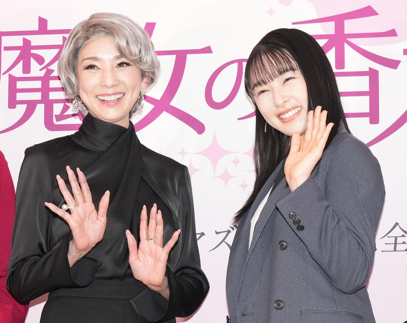 映画「魔女の香水」の公開決定記者会見で記念撮影する黒木瞳（左）と桜井日奈子（撮影・狩俣裕三）
