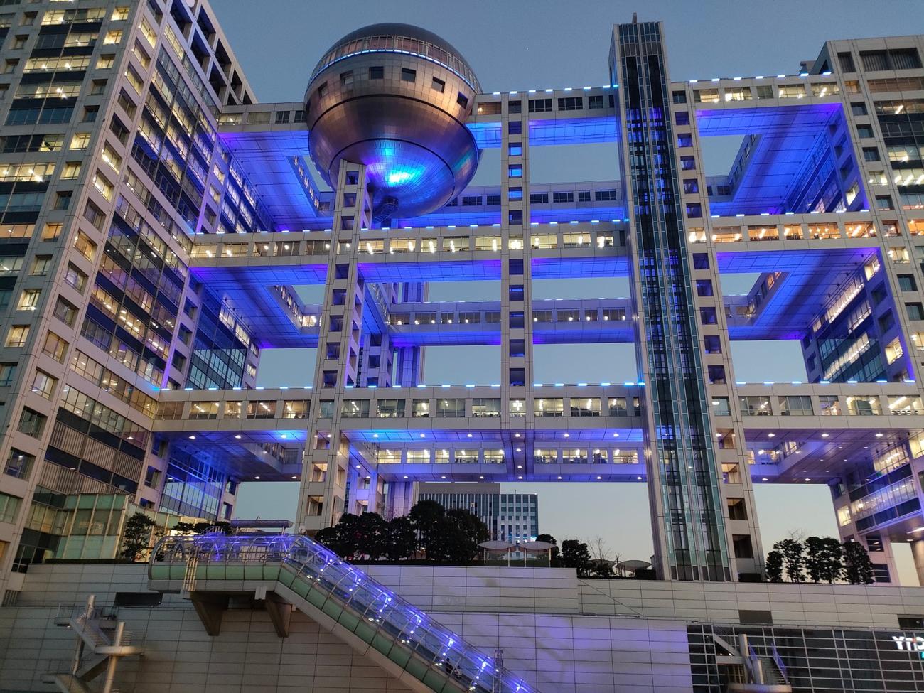 青色にライトアップされた東京・台場のフジテレビ社屋（C）フジテレビ