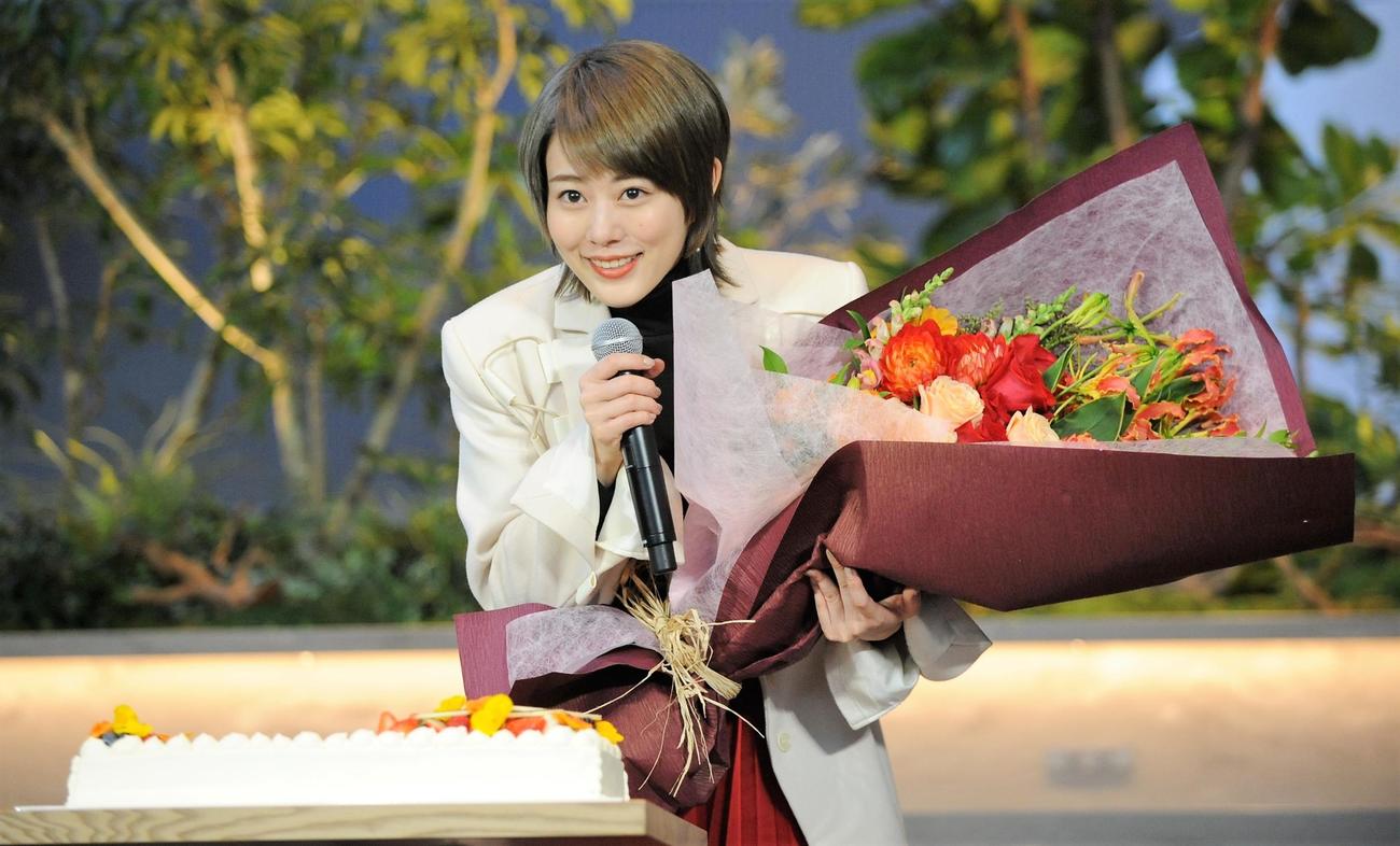 「丸ビル開業20周年・新丸ビル開業15周年×TSUTAYA BOOKSTORE MARUNOUCHIオープニングイベント」に出席し、誕生ケーキと花束をプレゼントされた高畑充希（撮影・高橋洋平）