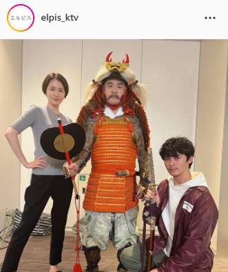 甲冑姿の松尾スズキ（中央）と眞栄田郷敦とのスリーショットに納まる長澤まさみ（ドラマ「エルピス」公式インスタグラムより）