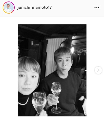 妻の田中美保と乾杯する稲本潤一（稲本潤一のインスタグラムより）