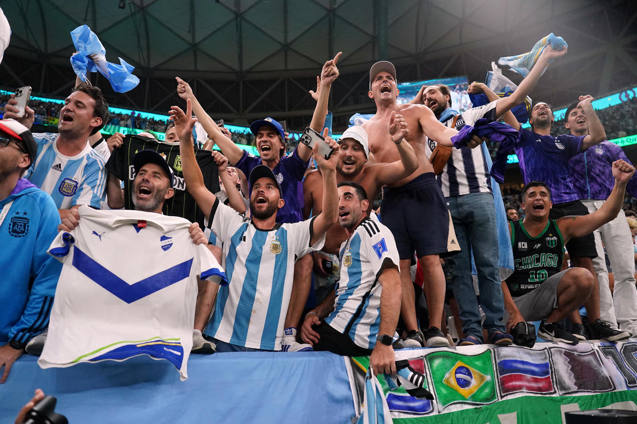 クロアチアに勝利し、歓喜するアルゼンチンのサポーター（撮影・パオロ　ヌッチ）