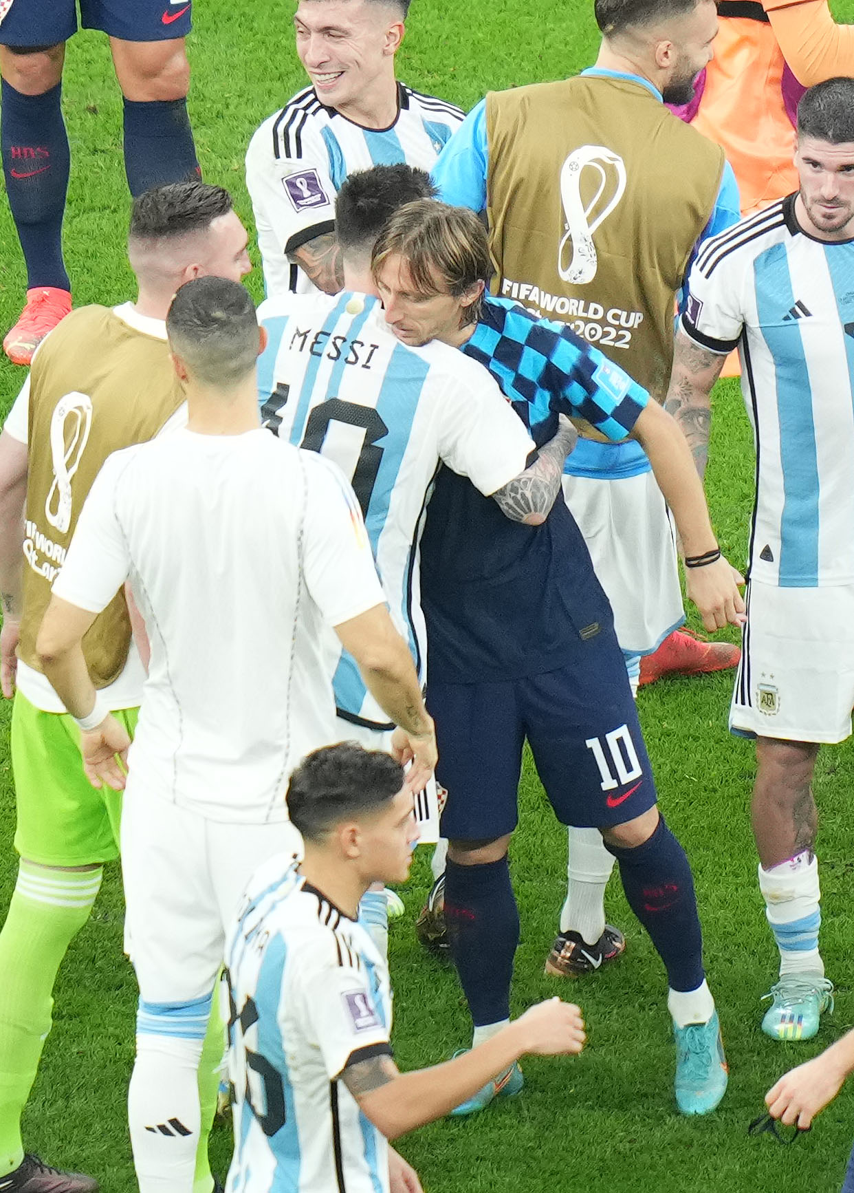 アルゼンチン対クロアチア　試合を終え、あいさつを交わすアルゼンチン代表リオネル・メッシ（左）とクロアチア代表ルカ・モドリッチ（撮影・横山健太）