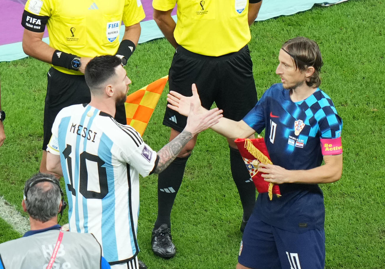 アルゼンチン対クロアチア　試合前、握手を交わすアルゼンチン代表リオネル・メッシ（左）とクロアチア代表ルカ・モドリッチ（撮影・横山健太）