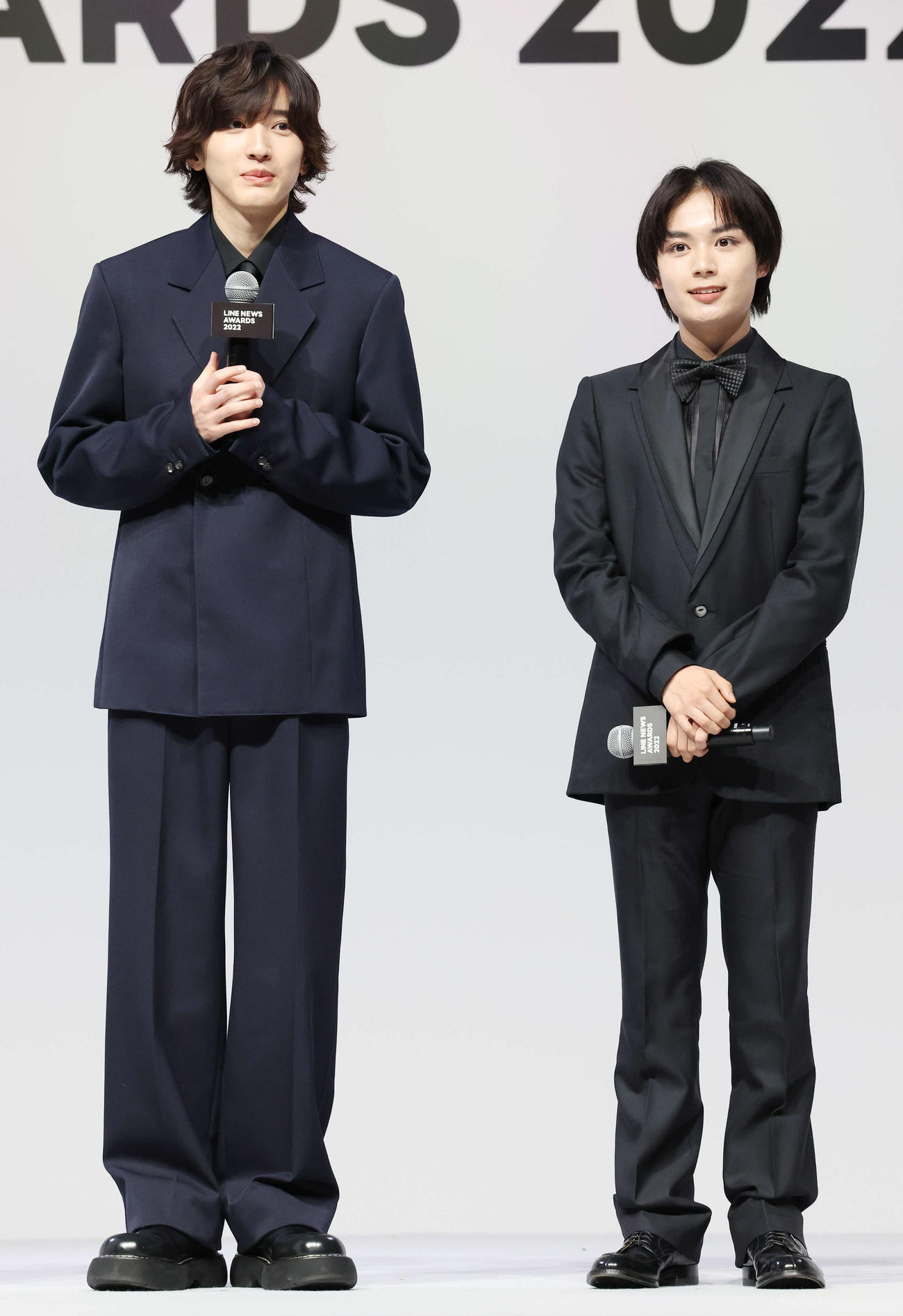 LINE NEWS AWARDS 2022に登壇したなにわ男子の道枝駿佑（左）と大西流星（撮影・宮地輝）