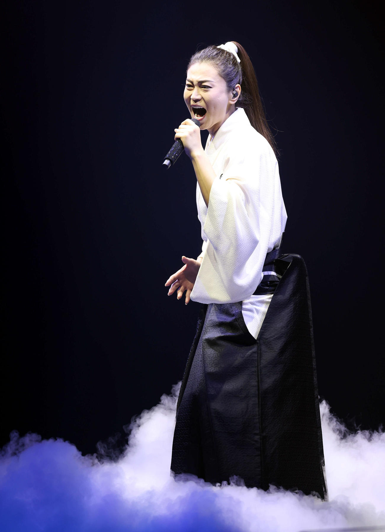 「きよしこの夜Vol．22」コンサートで様々な衣装で七変化しながら熱唱する氷川きよし（撮影・浅見桂子）
