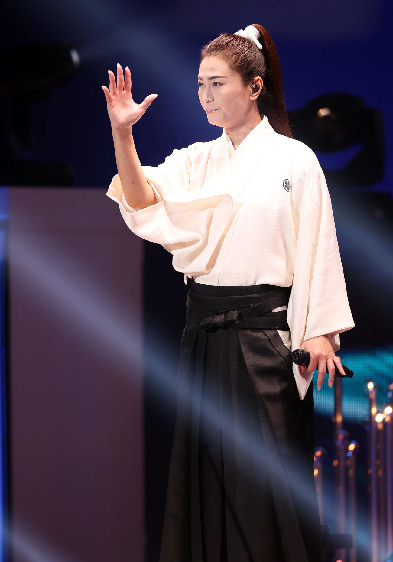 「きよしこの夜Vol．22」コンサートで様々な衣装で七変化しながら熱唱する氷川きよし（撮影・浅見桂子）