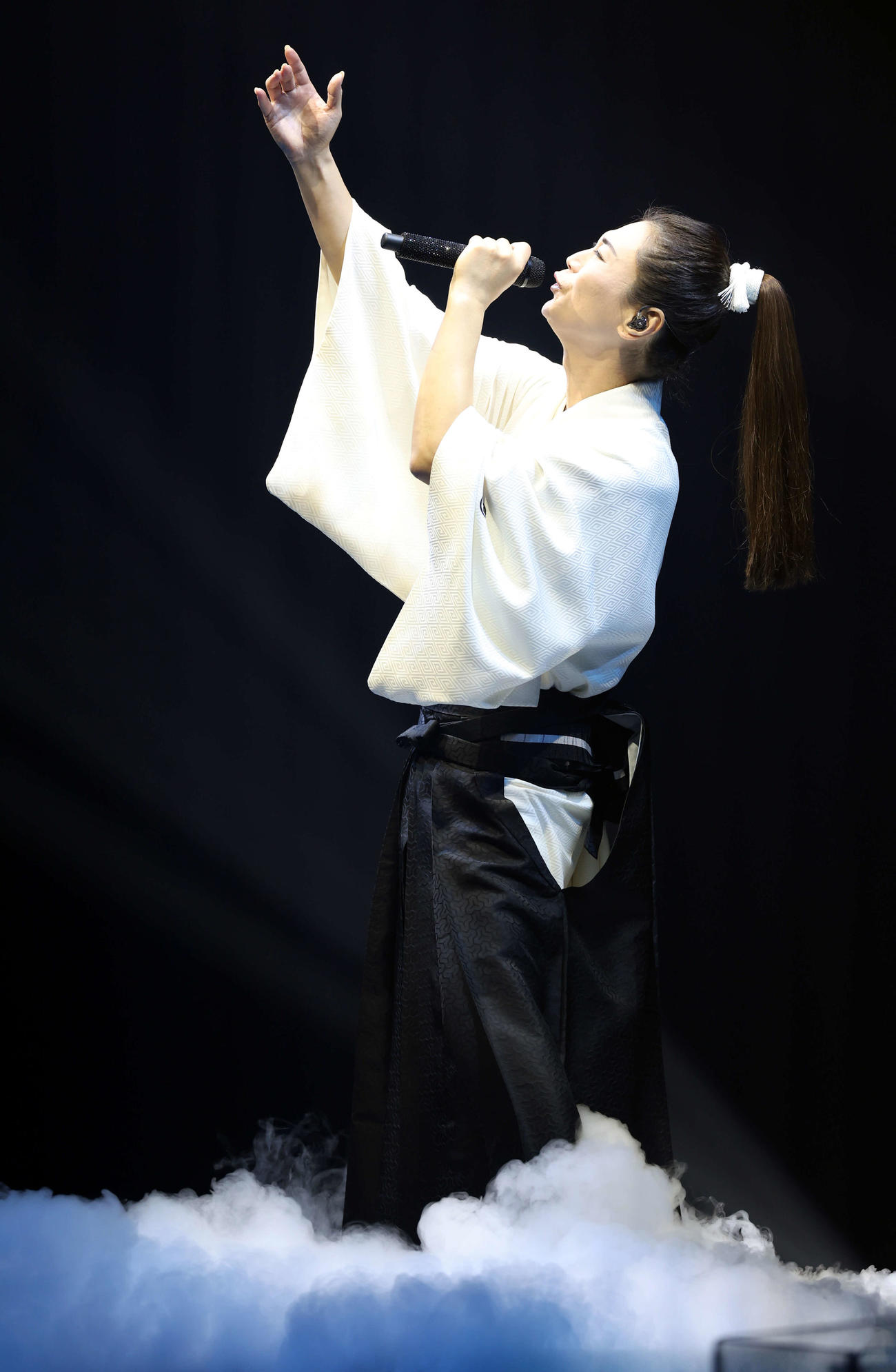 「きよしこの夜Vol．22」コンサートで様々な衣装で七変化しながら熱唱する氷川きよし（撮影・浅見桂子）