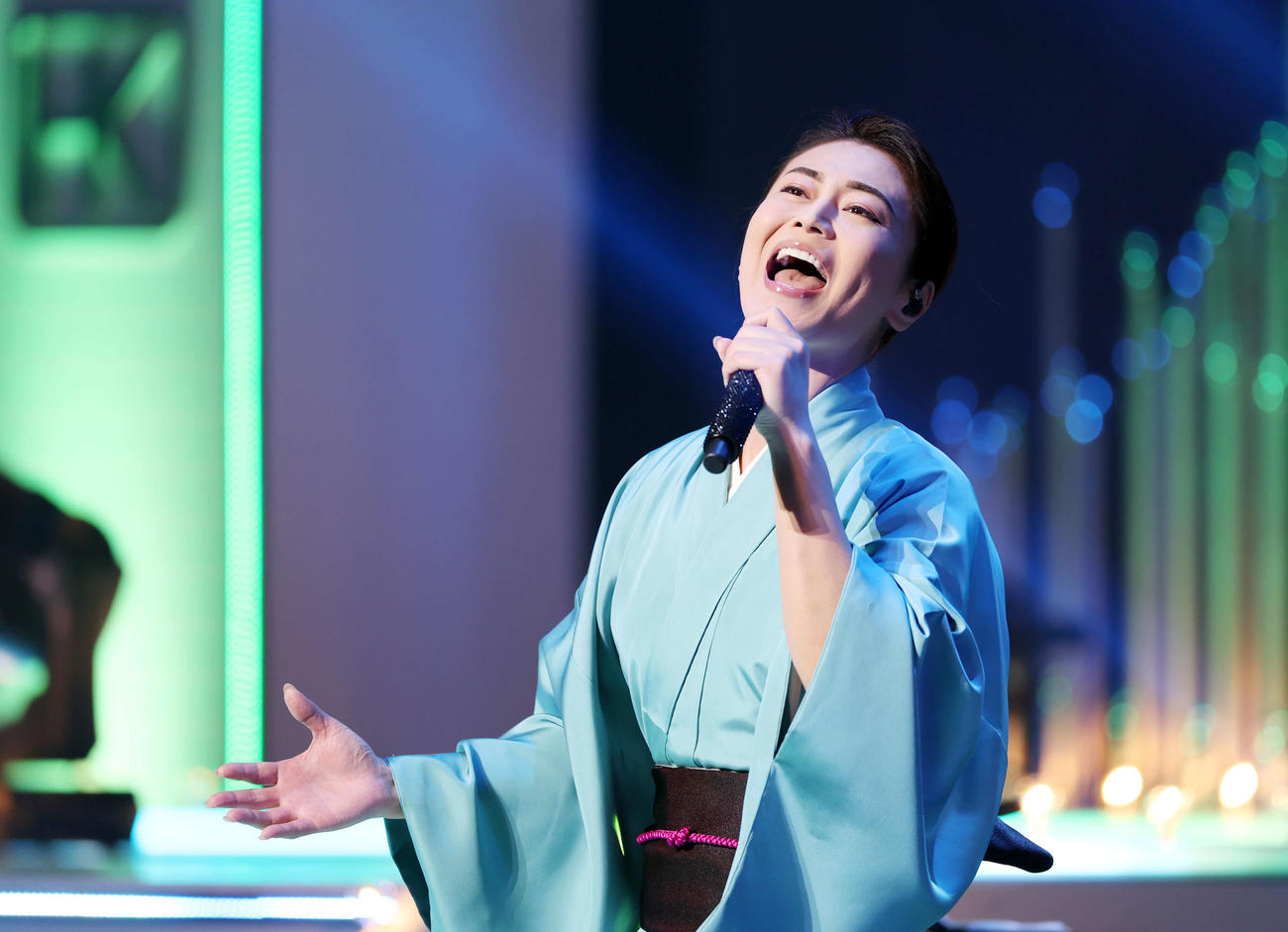 「きよしこの夜Vol．22」コンサートで様々な衣装で七変化しながら熱唱する氷川きよし（撮影・浅見桂子）