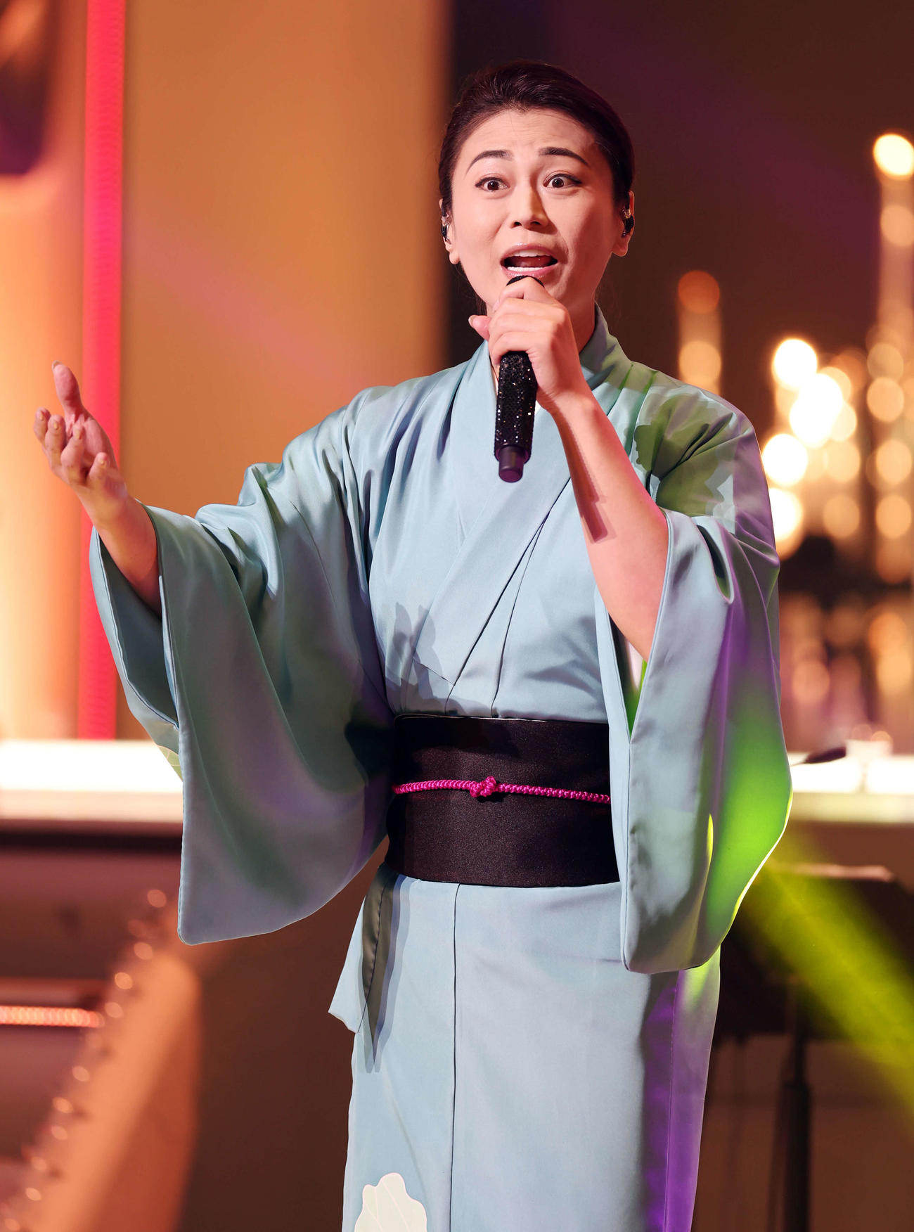 「きよしこの夜Vol．22」コンサートで様々な衣装で七変化しながら熱唱する氷川きよし（撮影・浅見桂子）