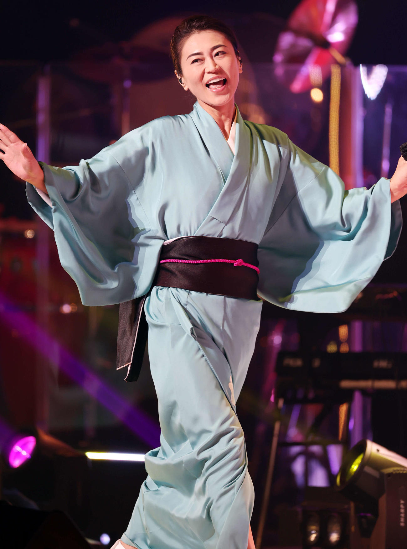 「きよしこの夜Vol．22」コンサートで様々な衣装で七変化しながら熱唱する氷川きよし（撮影・浅見桂子）