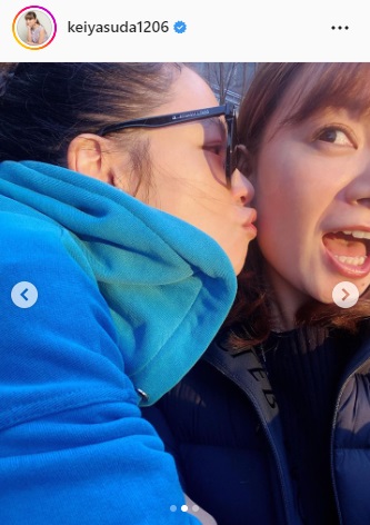 ビビアン・スー（左）からほおにキスされる保田圭（保田圭のインスタグラムより）