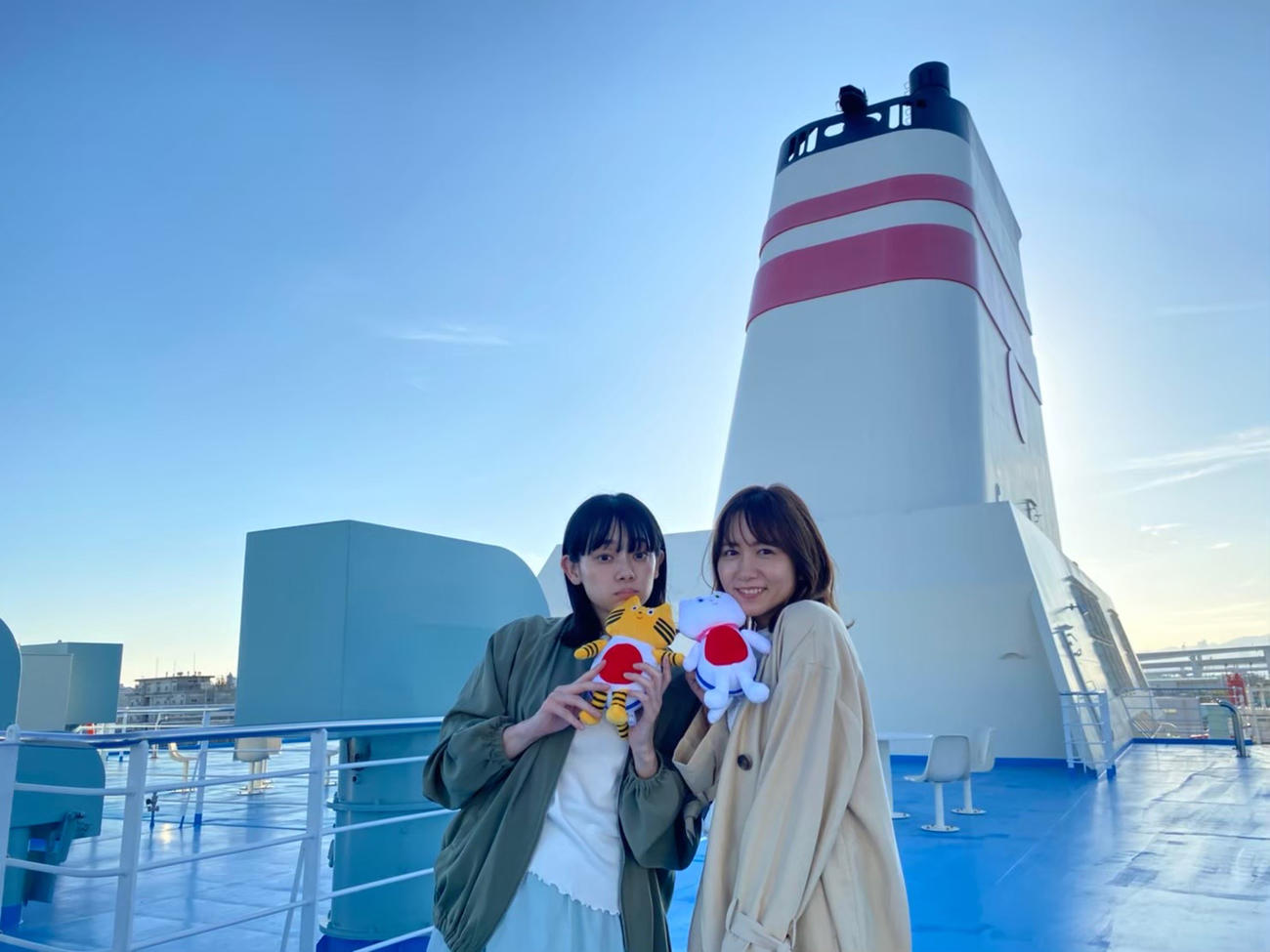 WEBドラマ「私たちがフェリーで行く理由」に出演する大場美奈（右）。左は共演の荒井愛花