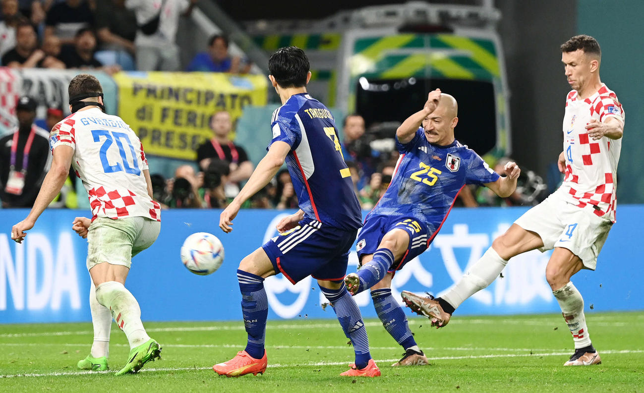 日本対クロアチア　前半、先制ゴールを決める前田（右から2人目）（2022年12月5日撮影）