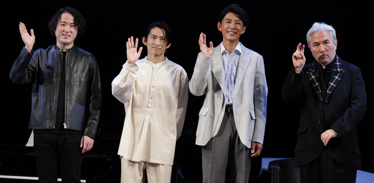 奏劇「Trio～君の音が聴こえる」の取材会を行う、左から大鶴佐助、三宅健、藤木直人、原案の岩代太郎氏（撮影・中島郁夫）