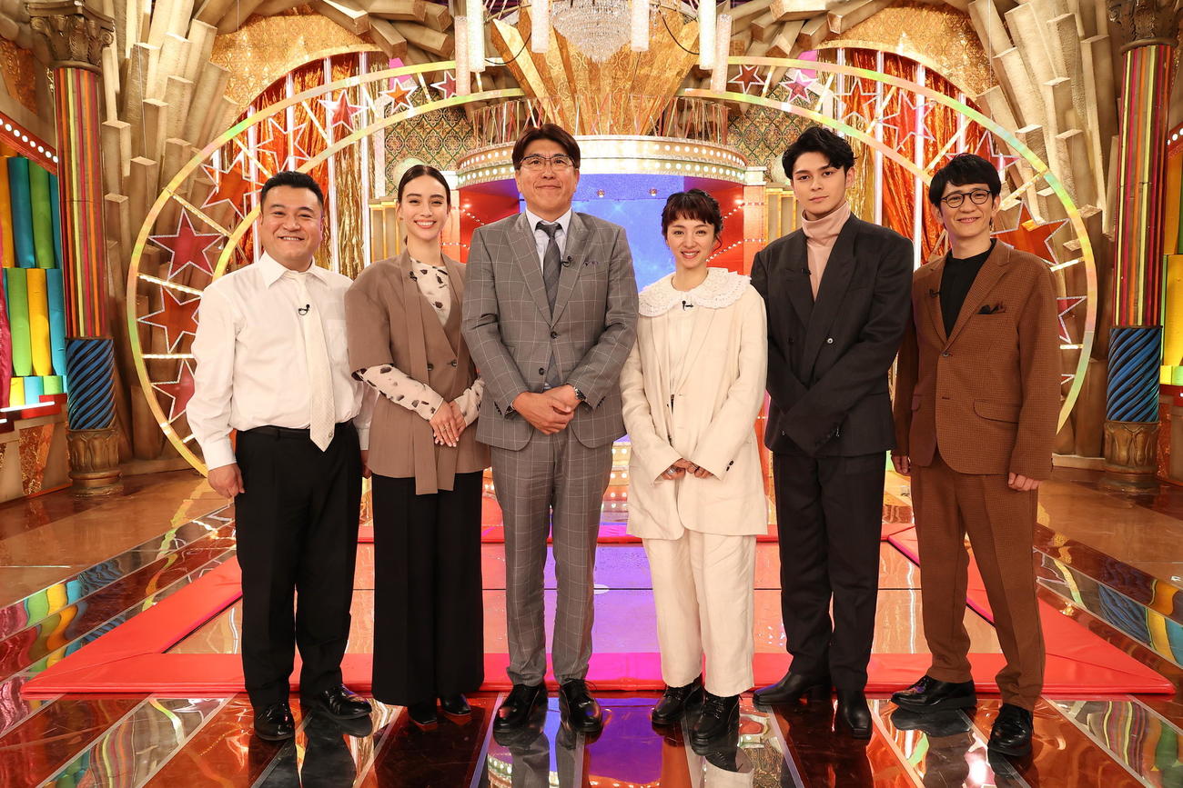 フジテレビ系「ザ・細かすぎて伝わらないモノマネ」のMC陣。左から山崎弘也、滝沢カレン、石橋貴明、満島ひかり、眞栄田郷敦、柴田英嗣