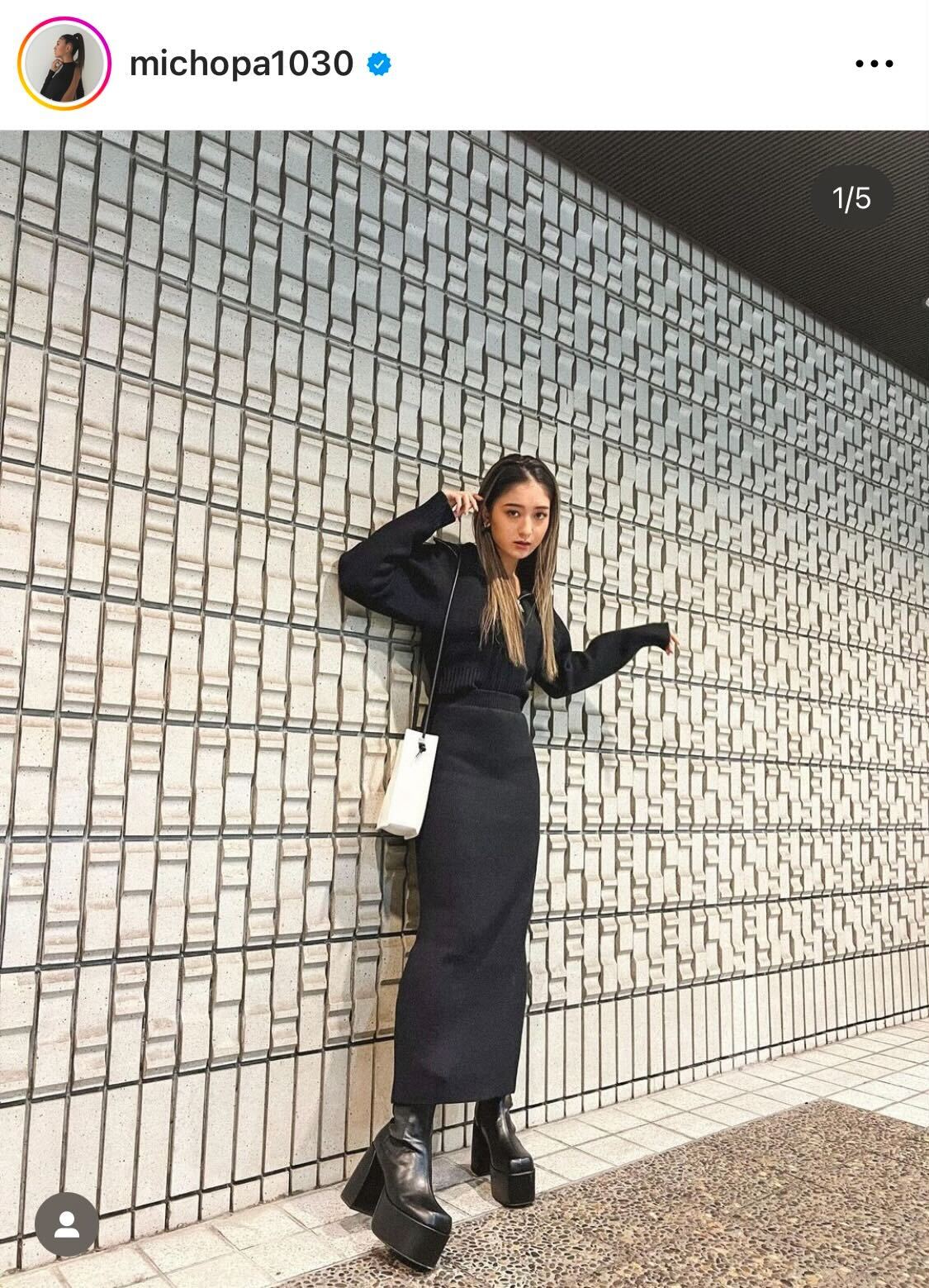 全身モノトーンコーデのみちょぱこと池田美優（池田美優のインスタグラムより）